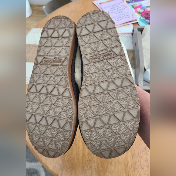 Minnetonka Plush Lined Brown Women's Slippers - Picture 4 of 8